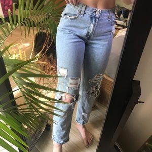 Distressed Levi’s mom jeans